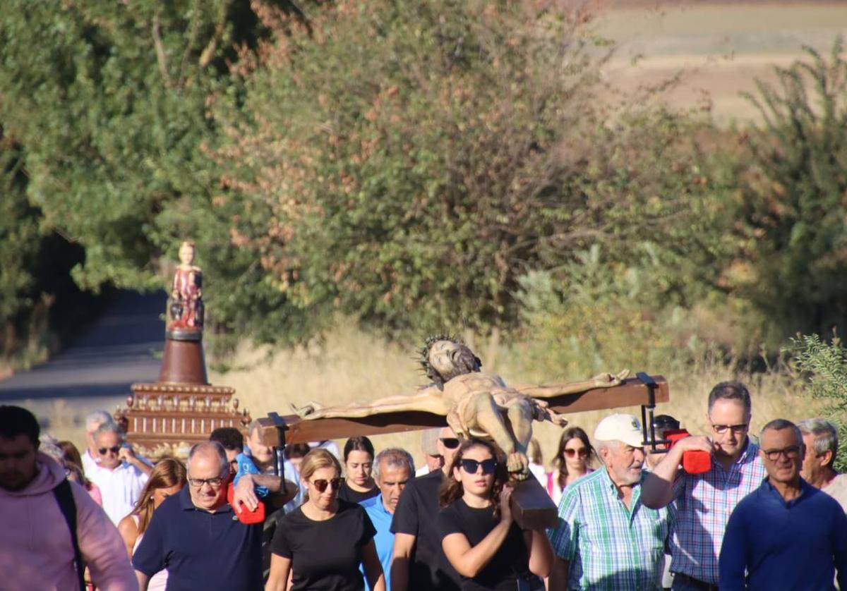 Un momento del traslado por el camino de la ermita hasta la Iglesia de Santa María.