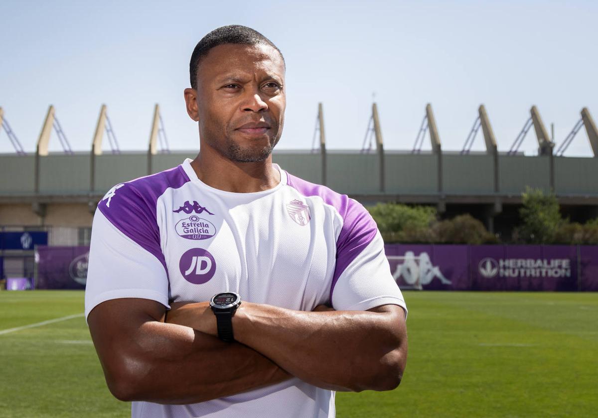 Julio Baptista posa sobre el césped del campo de los Anexos al estadio José Zorrilla.