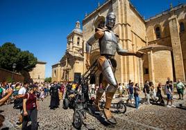 La compañía La Fam Teatre, con un gigante por las calles de Ciudad Rodrigo.