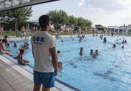 Decenas de bañistas, en la piscina de La Lastrilla durante la ola de calor.