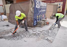 Dos trabajadores realizan una obra en una calle de Valladolid este mes de agosto.