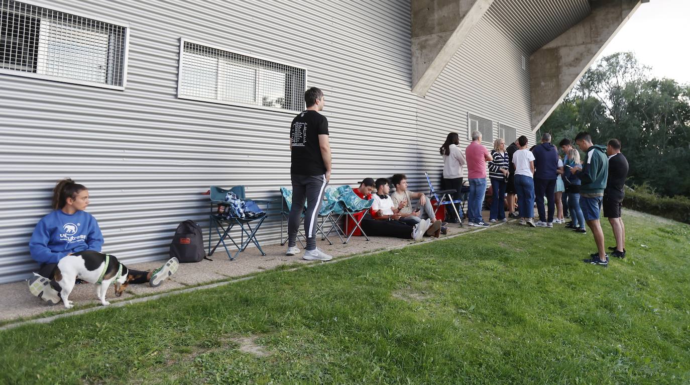 Colas en el Pabellón para optar a los 500 nuevos abonados