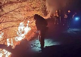 Labores de extinción del incendio que el pasado miércoles originó un rayo en San Bartolomé de Rueda.