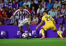 Kenedy intenta deshacerse de su defensor Iago López.