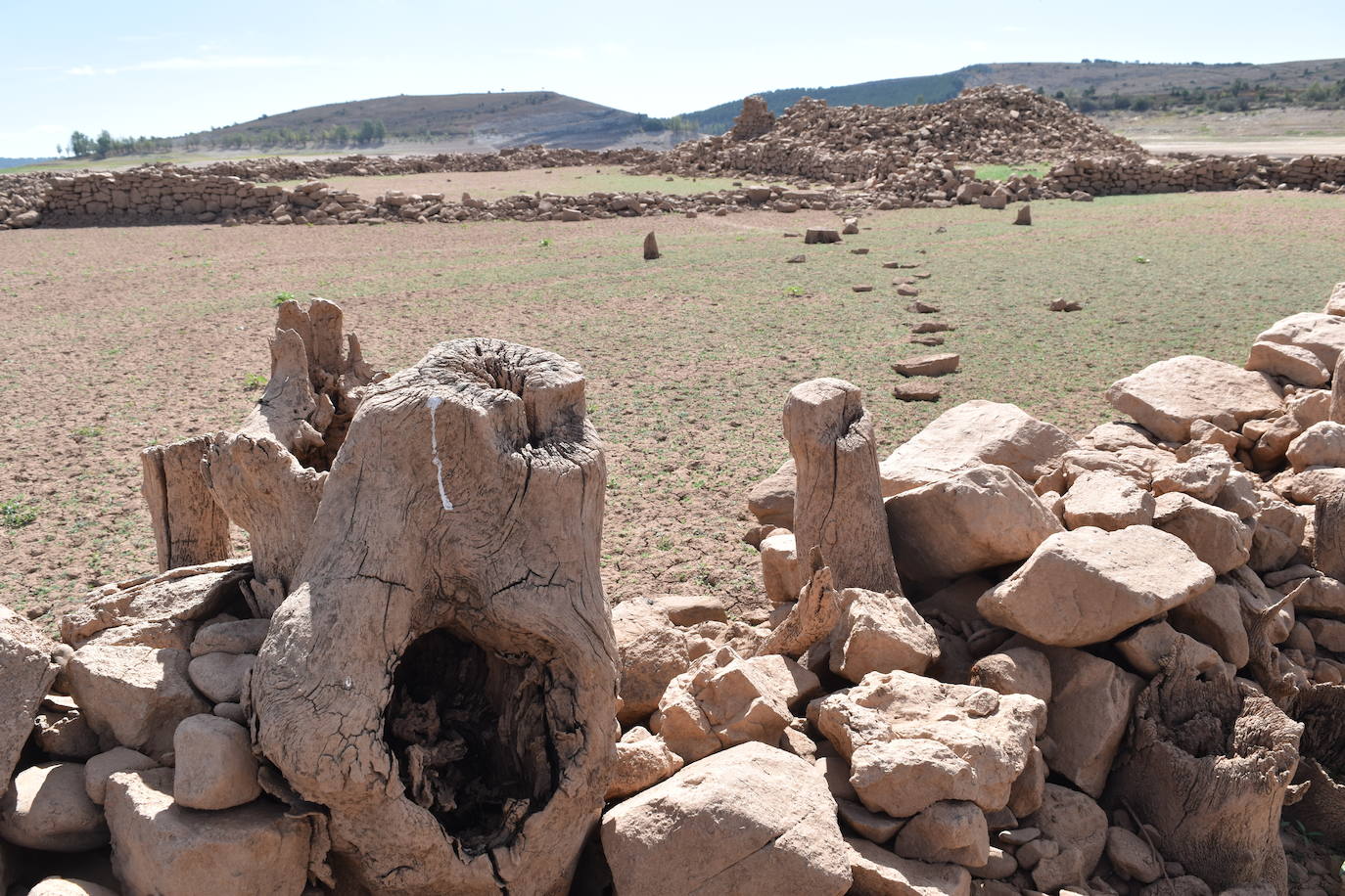 Emergen pueblos anegados por el pantano de Aguilar