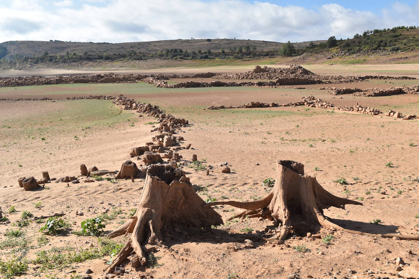 Emergen pueblos anegados por el pantano de Aguilar