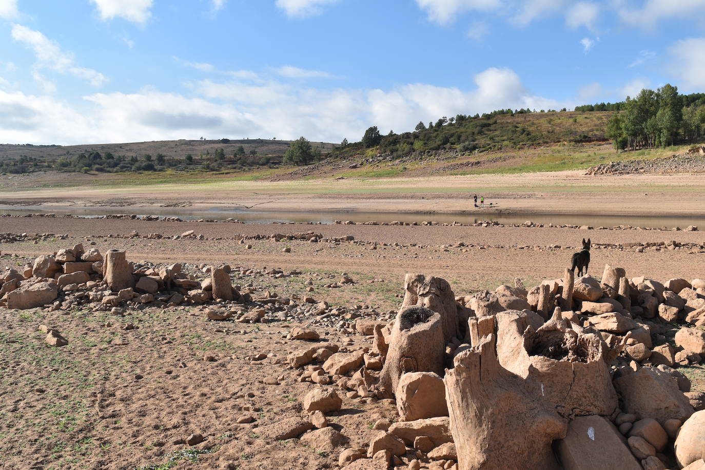 Emergen pueblos anegados por el pantano de Aguilar