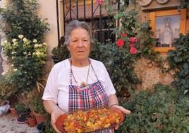 Begoña Vázquez con su pisto recién hecho, a la puerta de su casa en Urueña.