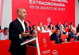 Luis Ribiales se dirige a los miembros de la asamblea.