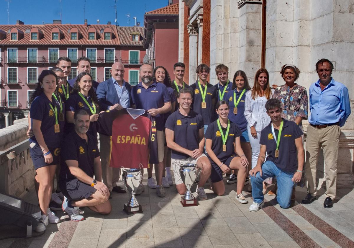 Los veinte jugadores del CPLV, que fueron campeones de Europa, son homenajeados en el Ayuntamiento de Valladolid por Jesús Julio Carnero y Mayte Martínez.