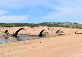 Emerge el puente de Villanueva del Río, ahogado por el embalse de Aguilar