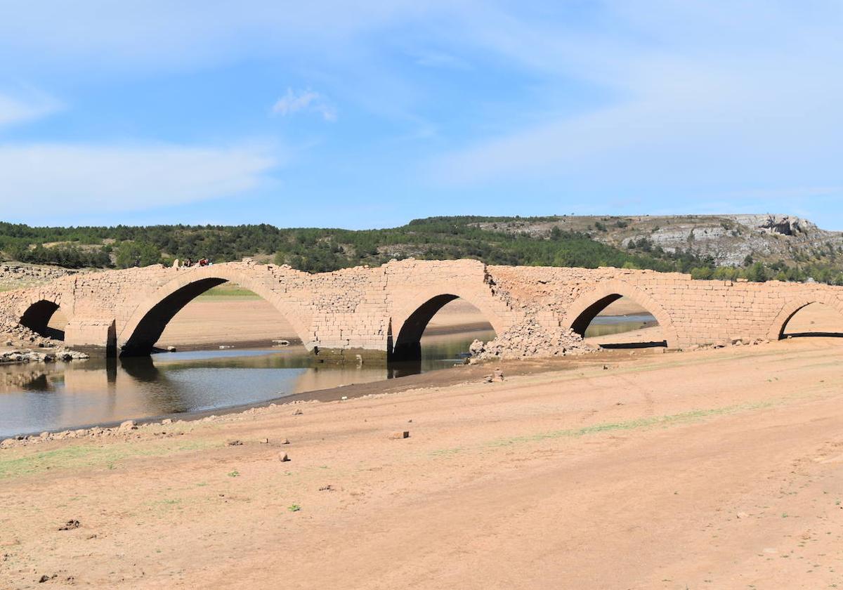 Emerge el puente de Villanueva del Río, ahogado por el embalse de Aguilar