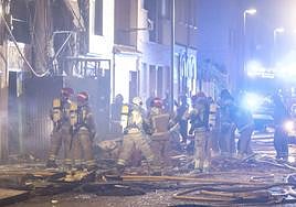 Los bomberos actúan en el siniestro de la calle Goya, 32, la noche del 1 de agosto.