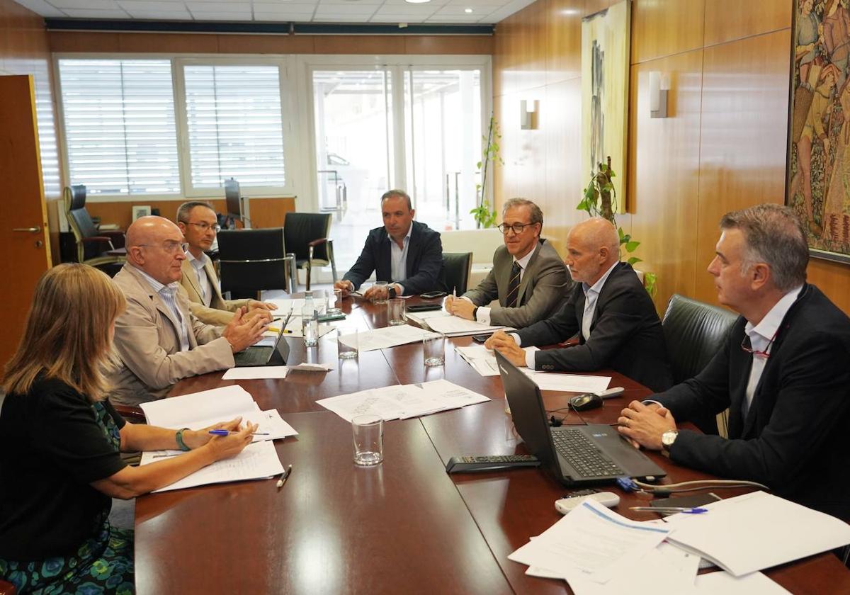 El alcalde de la capital vallisoletana, Jesús Julio Carnero, preside el Comité Ejecutivo de la Feria de Valladolid. Asiste el consejero de Industria, Comercio y Empleo, Mariano Veganzones.