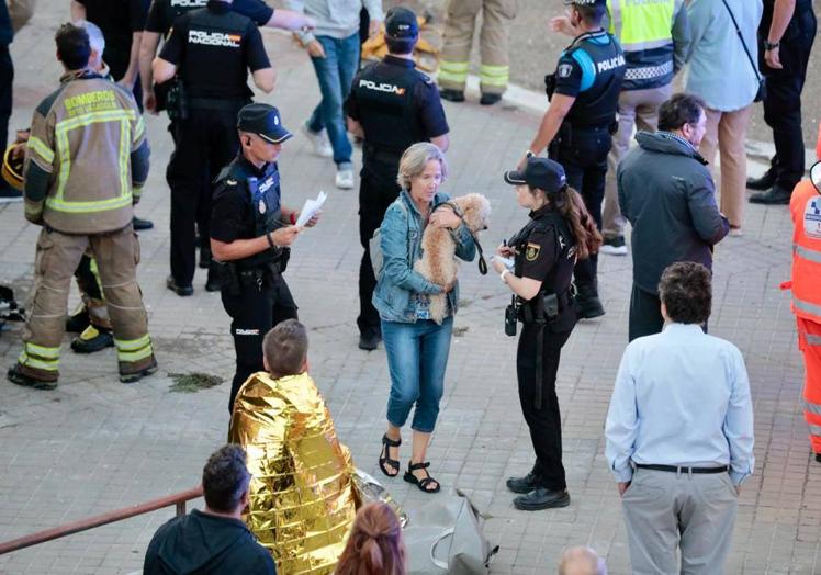 Imagen principal - Los Bomberos apuntan a una fuga y una chispa como causa del siniestro de Parquesol