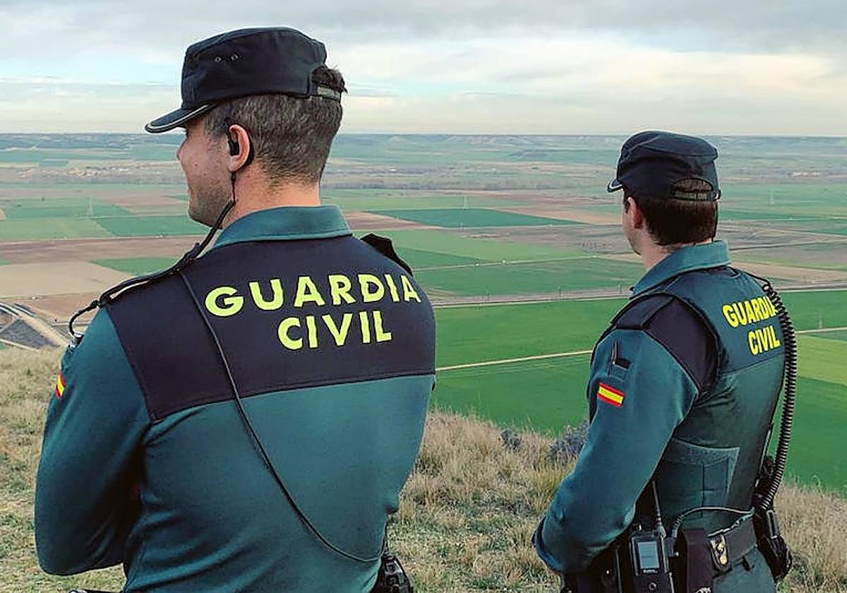 Imagen de archivo de dos agentes de la Guardia Civil.
