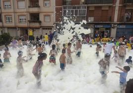 Fiesta de la espuma organizada por la peña El Embudo.