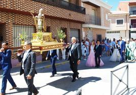 Las Reinas de las Fiestas y autoridades locales tras la imagen de San Agustín durante la procesión.