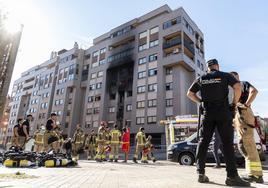 Los Bomberos de Valladolid rematan las labores de extinción tras las explosión en Juan de Valladolid, 23.
