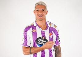 Marcos André posa con la camiseta del Real Valladolid.