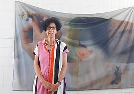 María José Gómez Redondo, delante de una de sus obras.