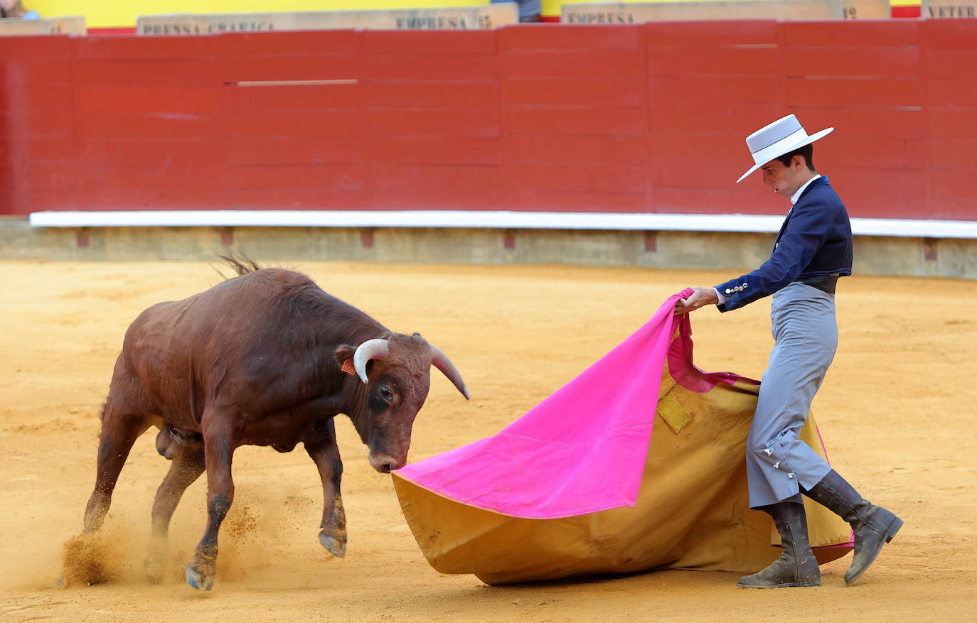 Tarde taurina de triunfos en el preámbulo de la feria