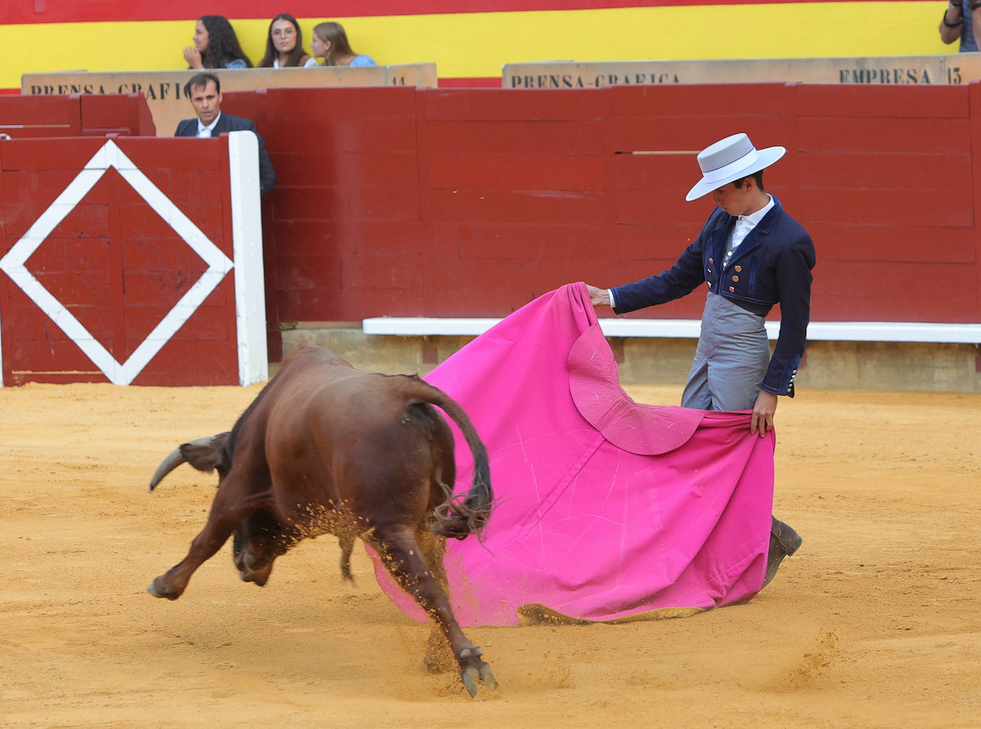 Tarde taurina de triunfos en el preámbulo de la feria