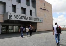 Viajeros acceden a la estación de Guiomar en Segovia.