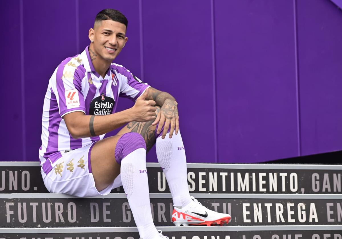 Marcos André posa con la camiseta del Real Valladolid durante su presentación en las escaleras de Zorrilla.