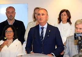 José Mazarías, junto a varios de los concejales del equipo de gobierno.