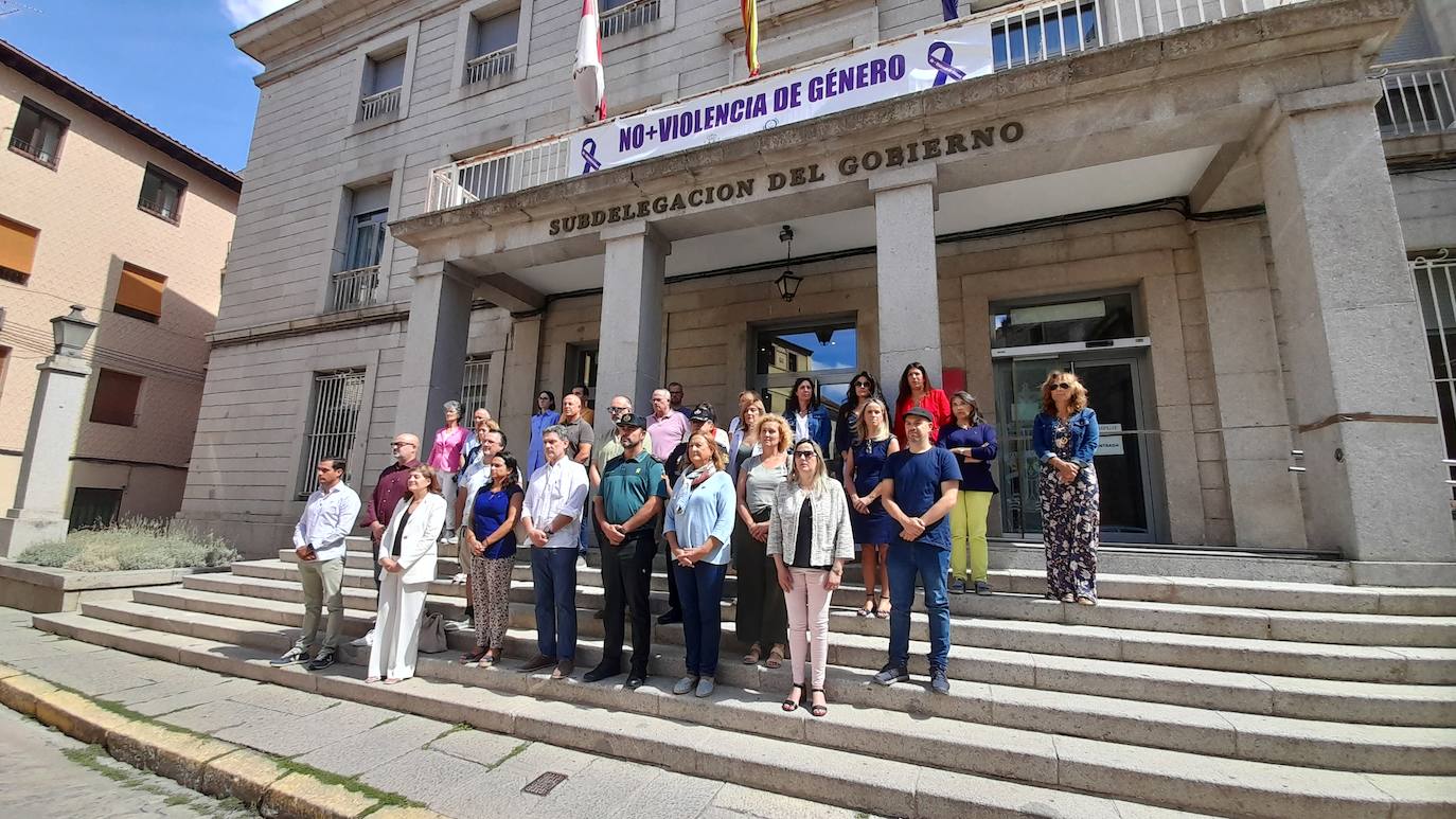 Una treintena de personas guardan silencio en la subdelegación del gobierno en Segovia por el asesinato en Béjar.