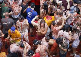 Miles de personas se arrojan hasta 150 toneladas de tomate