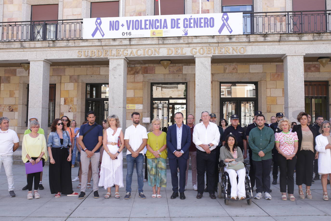 La subdelegación del gobierno en Zamora recordó a la mujer asesinada en en Béjar con una pancarta de 'No+violencia de género'.