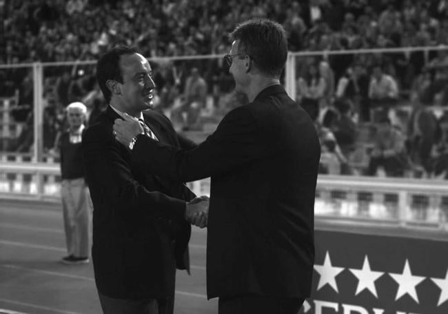 Benito Floro, a la derecha, estrecha la mano de Rafa Benítez antes de un Albacete-Real Valladolid en la temporada 95-96.