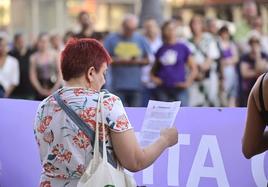 Una de las integrantes de la Coordinadora de Mujeres lee el manifiesto contra Luis Rubiales.