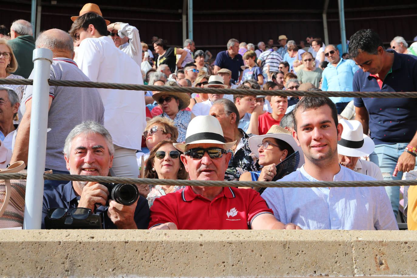 Público en la segunda corrida de toros de San Antolín