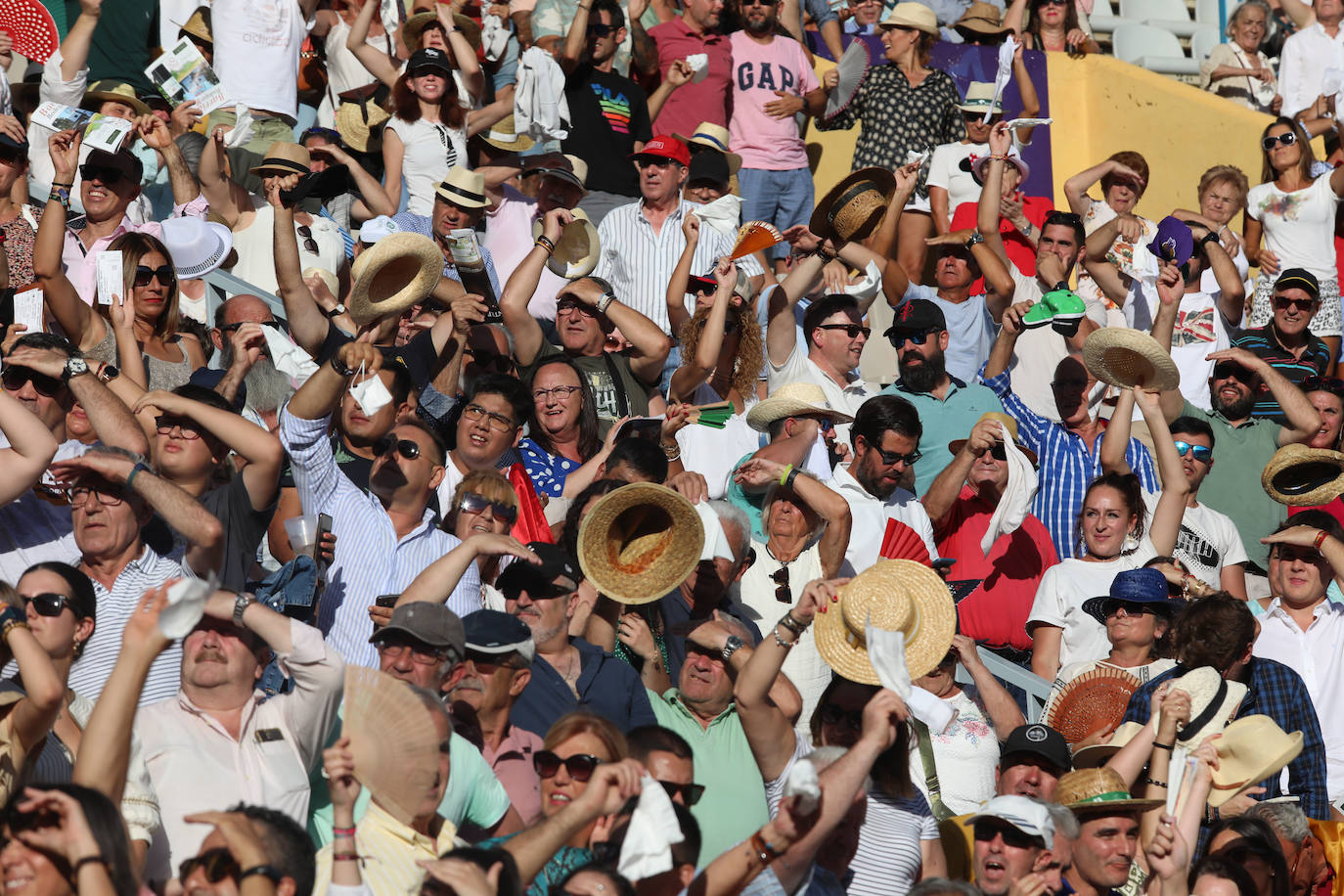 Público en la segunda corrida de toros de San Antolín