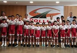 Juan Carlos Domínguez (primero por la izquierda, arriba) y, Patricio Llorente, socio de Collosa (primero por la derecha, arriba) posan con algunos de los niños y niñas del equipo ciclista.