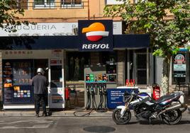 Un motorista se dispone a pagar en la gasolinera de La Circular.