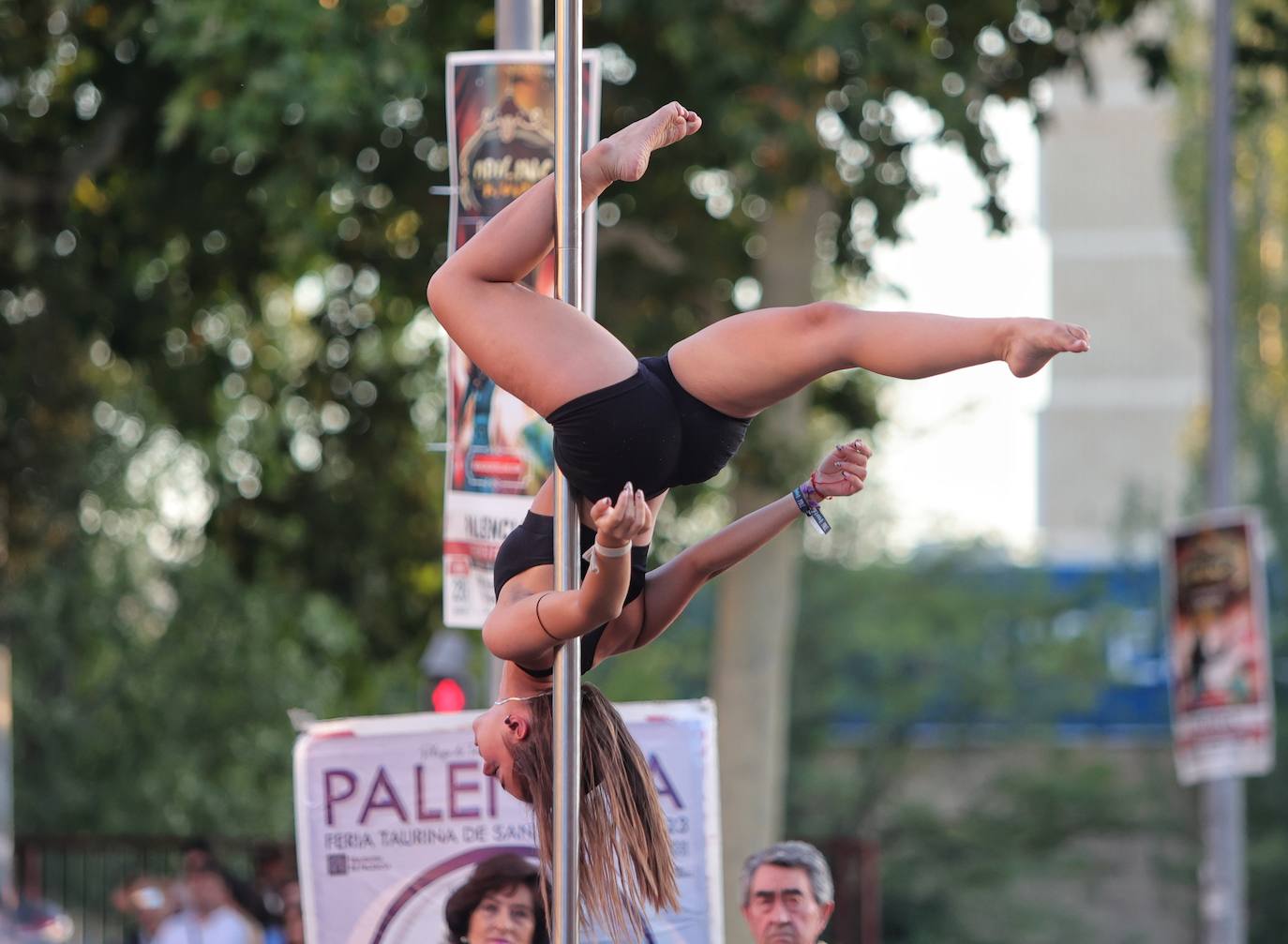 Exhibición de gimnasios en la calle por San Antolín