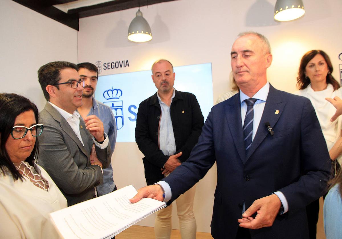 José Mazarías y varios concejales, durante la presentación del nuevo equipo de gobierno.