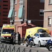 Una mujer se precipita por la ventana de un edificio de La Victoria