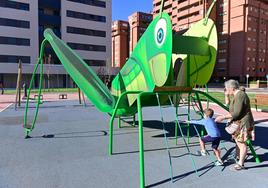 Mario, de tres años, estrena el nuevo parque de la calle Eras junto a su abuela Loreto.