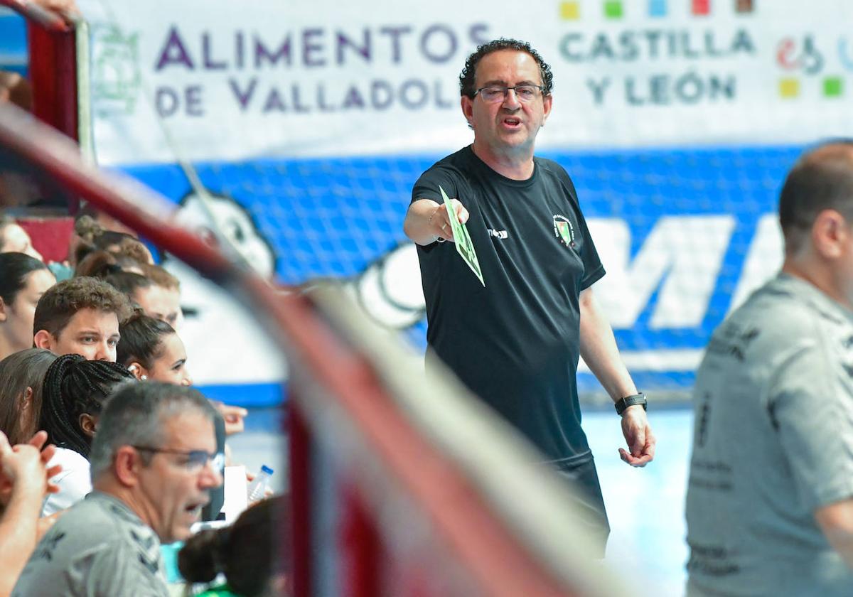 Miguel Ángel Peñas se dirige a los árbitros en el partido frente al Rocasa.