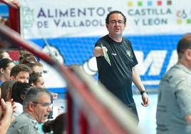 Miguel Ángel Peñas se dirige a los árbitros en el partido frente al Rocasa.