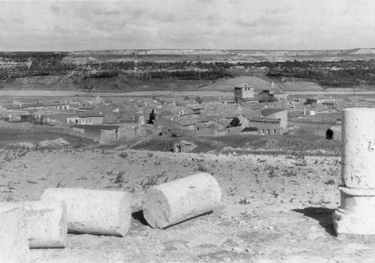 Imagen principal - Arriba, vista general de Cubillas en los años 70; abajo, instantáneas de algunas obras expuestas el 8 de septiembre de 1963.