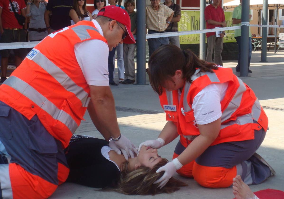 Voluntarios de Cruz Roja, durante un simulacro de primeros auxilios.