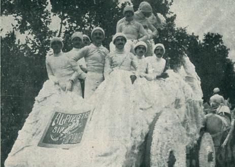 Imagen secundaria 1 - Carrozas participantes en el Gran Coso Blanco de 1915. A la izquierda, anuncio de la actividad.