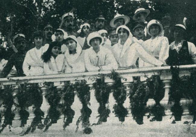 Cientos de personas asistían al desfile. En la imagen, público el año 1915.