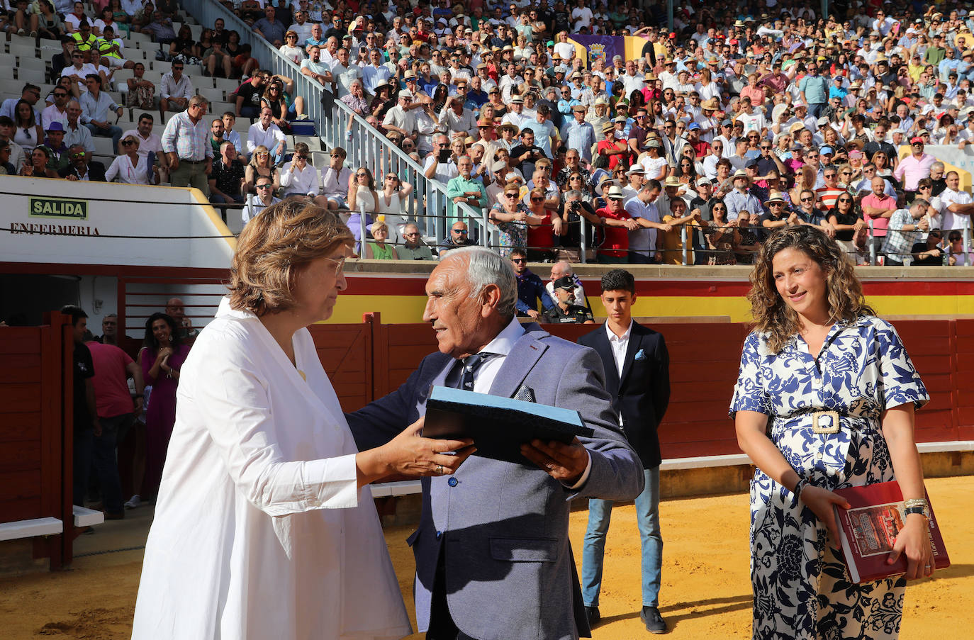 Roca Rey impone su poderío en el homenaje a El Regio